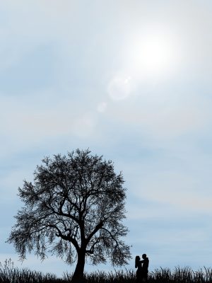 恋爱漫画大全推荐《间谍过家家》封面，洛伊德一家三口在夕阳下的城市街头行走，阿尼亚举起双手做出开心表情